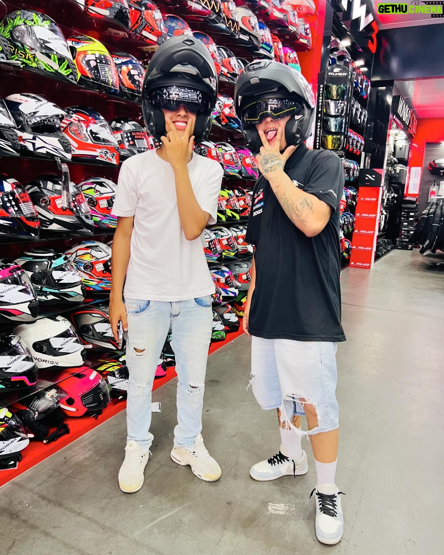Leonardo Oliveira - 3 Likes - Aquela visita na @galpaomotoparts pra da uma revisada monstra na moto do coroa 😎
#galpaosalvou #leonardooliveira #curte #compartilhe