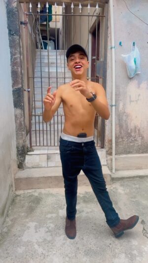 Leonardo Oliveira Instagram - O menino de vó vai deixar vovó 😜🔥 
Quem dança essa comigo ? 😅😂

#dancinhas #dança #forró #humor #compartilhe #curte