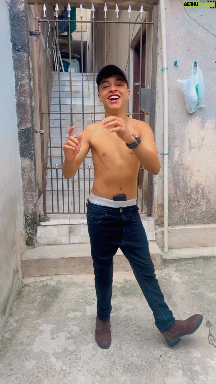 Leonardo Oliveira - 70.2K Likes - O menino de vó vai deixar vovó 😜🔥
Quem dança essa comigo ? 😅😂
#dancinhas #dança #forró #humor #compartilhe #curte
