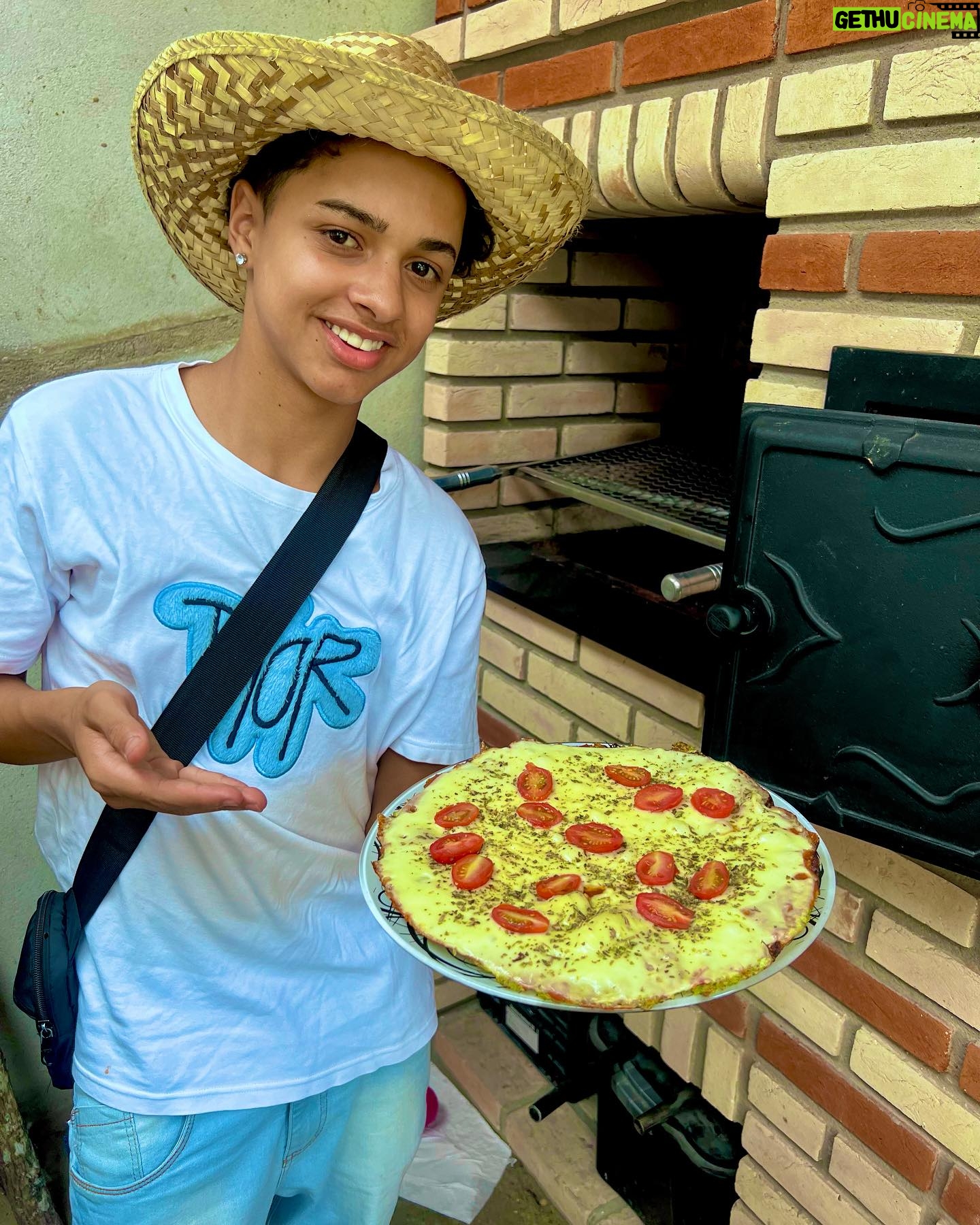 Leonardo Oliveira - 3 Likes - Segundou diferente , com essa pizza de massa de brócolis feita no meu forno a lenha da @piruchurrasqueiras que deixa o sabor mais real possível 😋
#pirufornosefurrasqueiras #leonardooliveira #curte #compartilhe