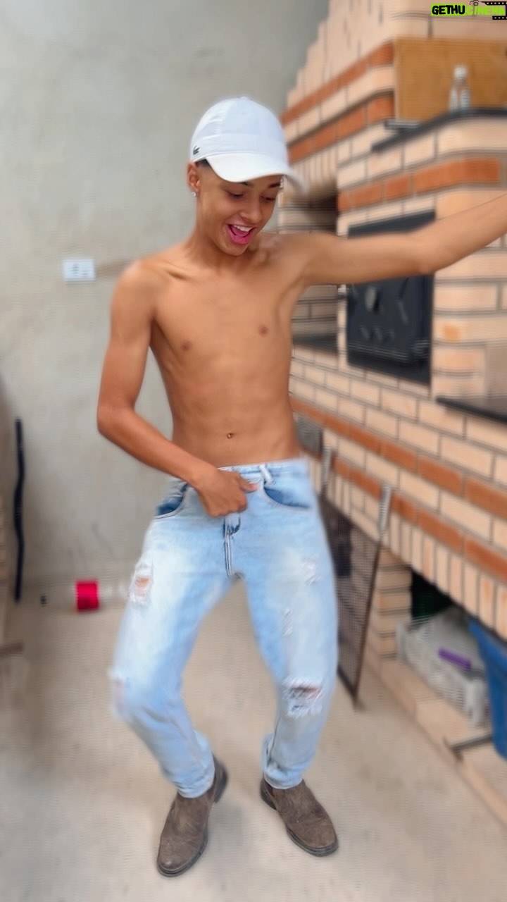 Leonardo Oliveira - 30.2K Likes - Tu ta querendo tá ? Marca alguém pra dançar esse forrozinho comigo . 😅🫶🏼💥
#dançinha #passinho #curti compartilhe