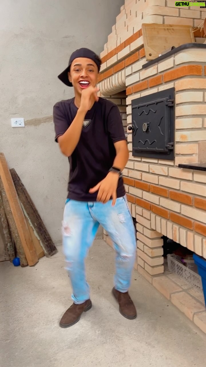 Leonardo Oliveira - 42.4K Likes - Quero vê quem topa dançar comigo e vim aqui em casa comer um churrasquinho feito na minha churrasqueira da @piruchurrasqueiras
#dançinha #forró #passinho #leonardooliveira