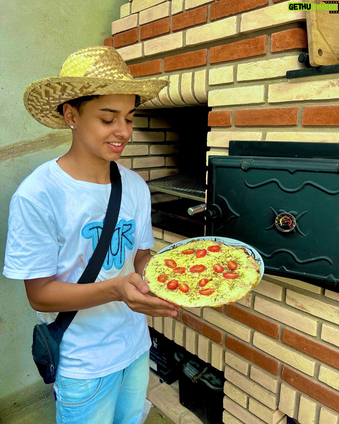 Leonardo Oliveira - 3 Likes - Segundou diferente , com essa pizza de massa de brócolis feita no meu forno a lenha da @piruchurrasqueiras que deixa o sabor mais real possível 😋
#pirufornosefurrasqueiras #leonardooliveira #curte #compartilhe