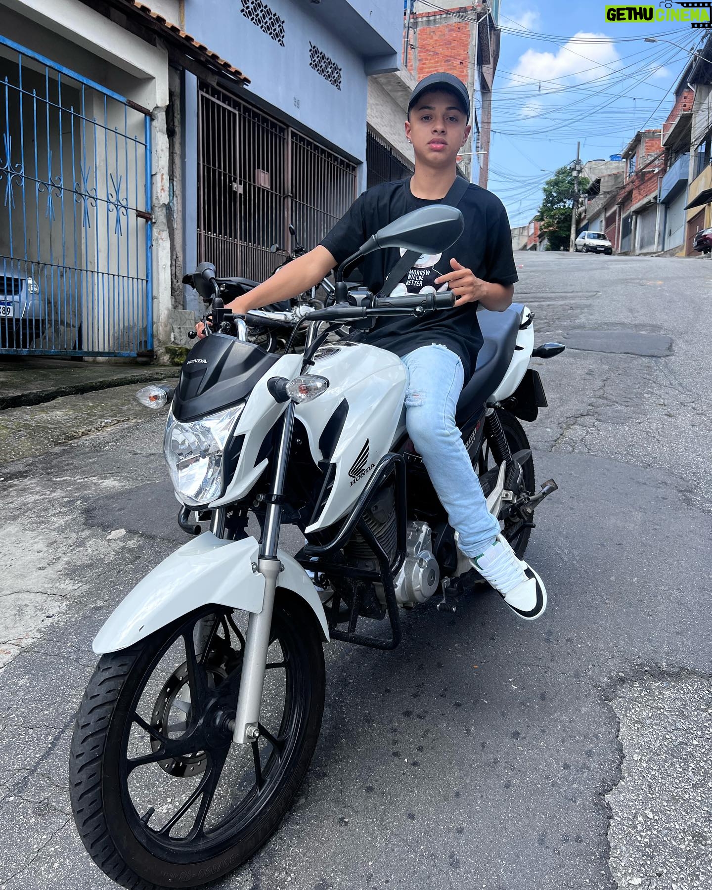 Leonardo Oliveira - 3 Likes - Ela 😍🏍️🍀 ou 13k qual vc iria escolher ? Link na bio