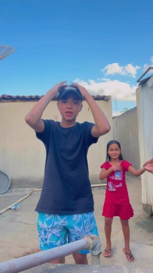 Leonardo Oliveira Instagram - Minha priminha  Dafine entrou na dança comigo 😅❤️👏🏼

#pitbullenraivado #dançinha #passinho #humor #compartilhe