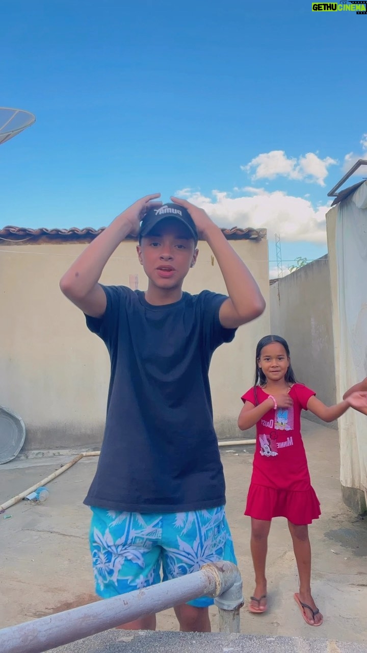 Leonardo Oliveira - 7.8K Likes - Minha priminha Dafine entrou na dança comigo 😅❤️👏🏼
#pitbullenraivado #dançinha #passinho #humor #compartilhe