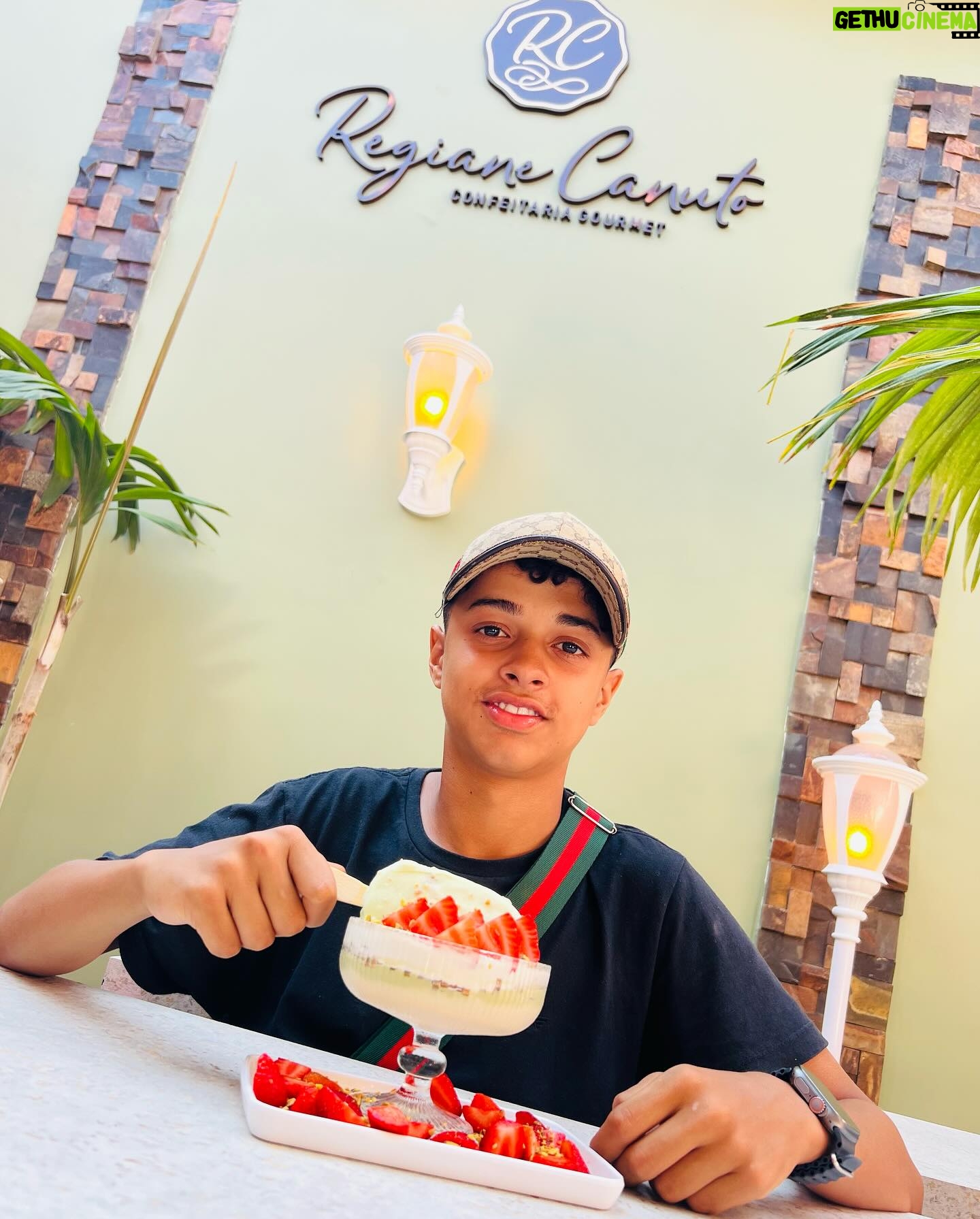 Leonardo Oliveira - 3 Likes - Hoje foi dia de conhecer a melhor confeitaria do grande ABC @regianecanutoconfeitaria 😋❤️👏🏼👏🏼 aqui tem as melhores sobremesas e salgados que você pode imaginar 😃👏🏼👏🏼.
#cute #compartilhe #leonardooliveira