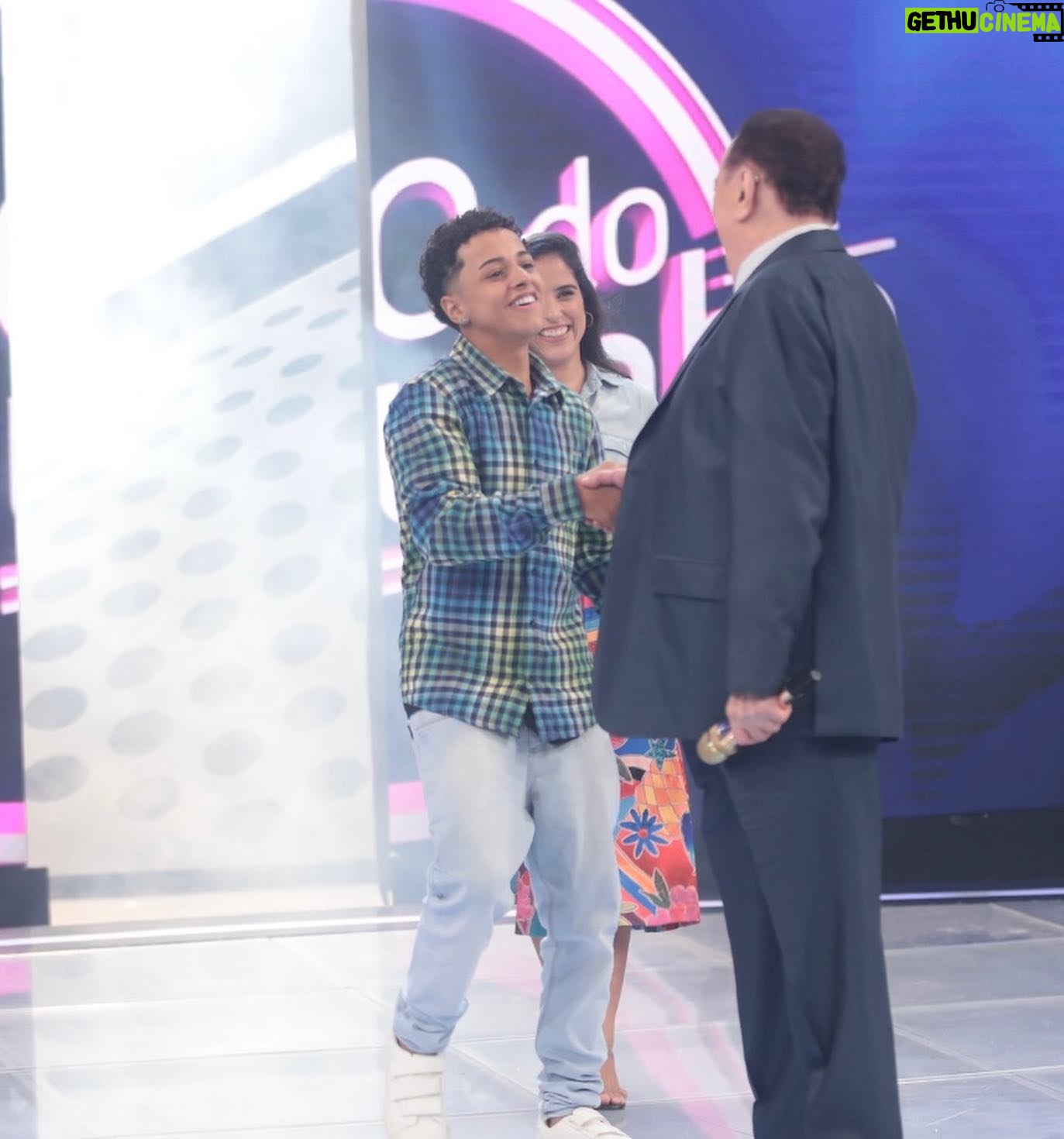 Leonardo Oliveira - 8.4K Likes - Tá chegando sábado o dia que vou está com o vovô @raulgil3 no @programaraulgil quero todos assistindo está incrível o programa junto com meus colegas de novelas do sbt , espero todos ligadinho.