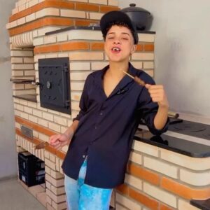 Leonardo Oliveira Instagram - Sextouuu , e claro que final de semana não pode faltar aquele churrasquinho feito na minha churrasqueira da @piruchurrasqueiras 😋🍖 e agora me responde aí quem mais gosta de churrasco final de semana ?