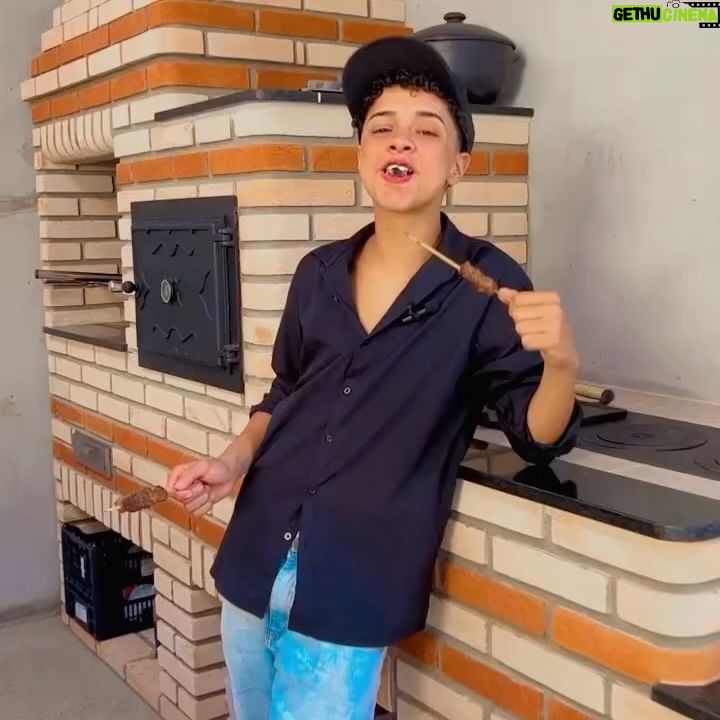 Leonardo Oliveira - 3 Likes - Sextouuu , e claro que final de semana não pode faltar aquele churrasquinho feito na minha churrasqueira da @piruchurrasqueiras 😋🍖 e agora me responde aí quem mais gosta de churrasco final de semana ?