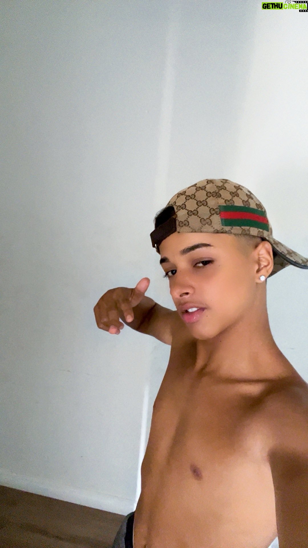 Leonardo Oliveira - 3 Likes - Olhos puxados,com um brilho diferente 🥷🍀🪽