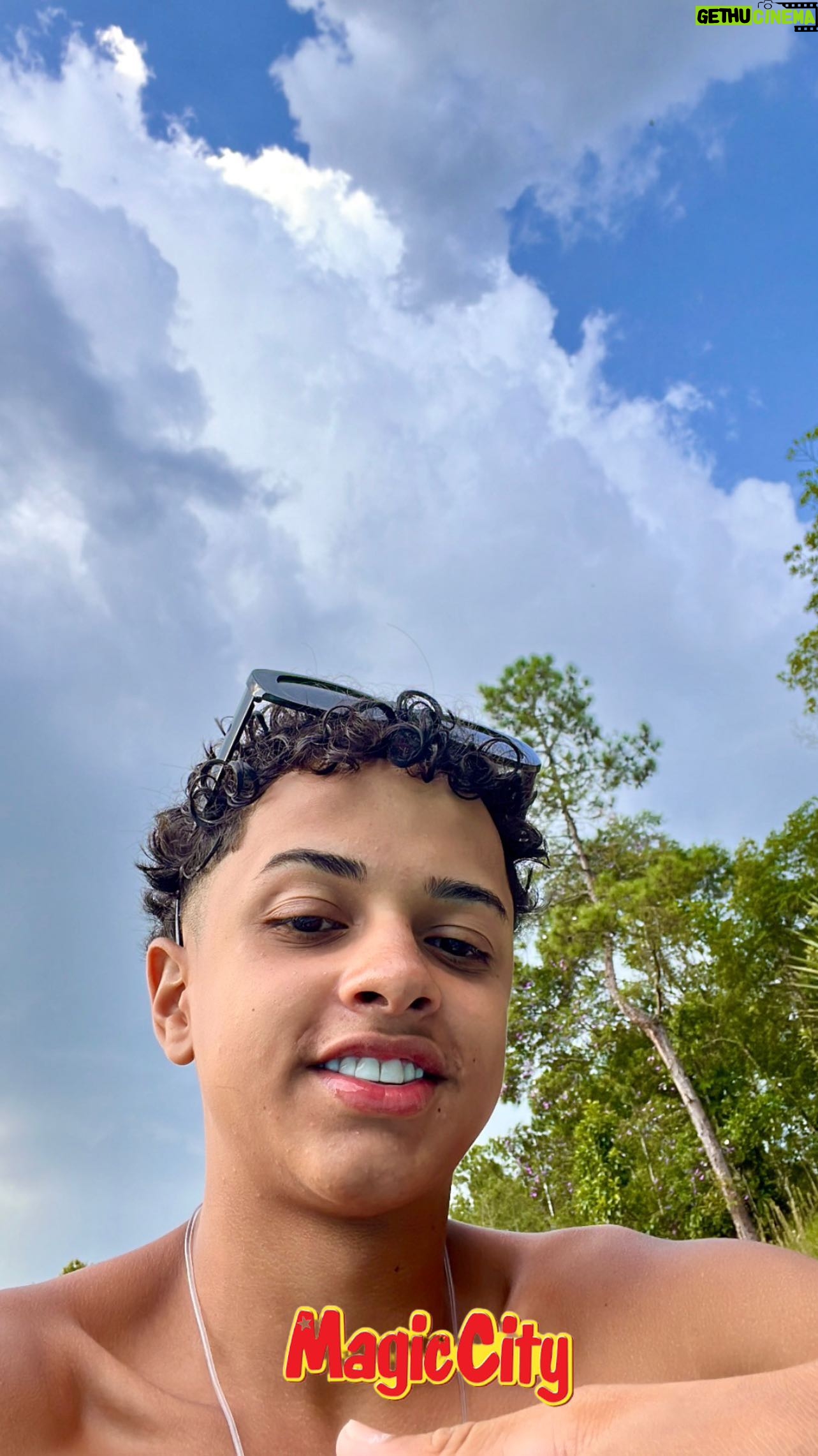Leonardo Oliveira - 3 Likes - Pra você que gosta de diversão em família e procura o melhor parque aquático , o lugar é aqui no @magiccitybr 😃👏🏼👏🏼 não canso de falar que aqui sim é o melhor parque e pousada que tem em São Paulo ❤️