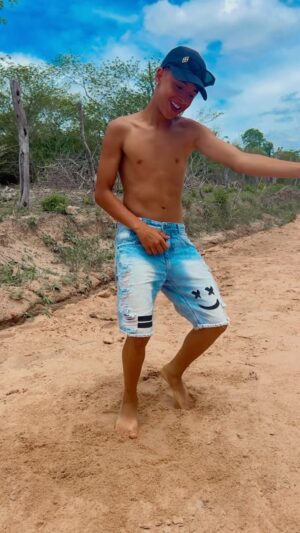 Leonardo Oliveira Instagram - Este samba tá só o sucesso aqui na Bahia 💥😎 samba do coroa
 Quem vem dançar essa comigo ?

 #dançinha #sambadocoroa #curte #compartilhe