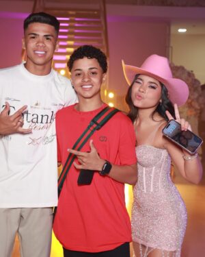 Leonardo Oliveira Instagram - Sobre a festa da minha amiga irmãzinha @gabisaiury noite mais que especial e ainda encontrei meu parceiro da portinha😅 🐴 @lucasaboiador_  foi tudo de bom Deus abençoe vocês ❤️🙏🏼 nos vemos em breve…