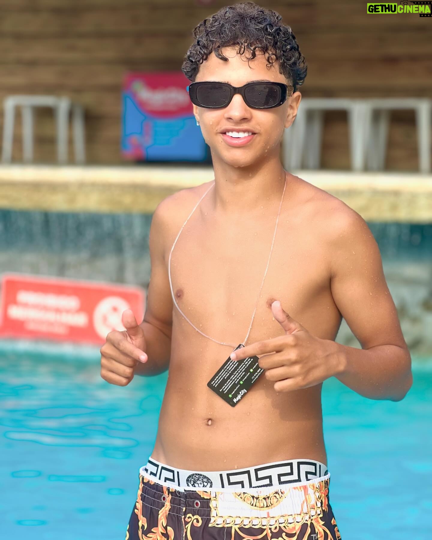 Leonardo Oliveira - 5.4K Likes - Estou curtindo meu fim de semana aqui no melhor parque aquático @magiccitybr quem quiser me ver estarei aqui até amanhã 😎❤️