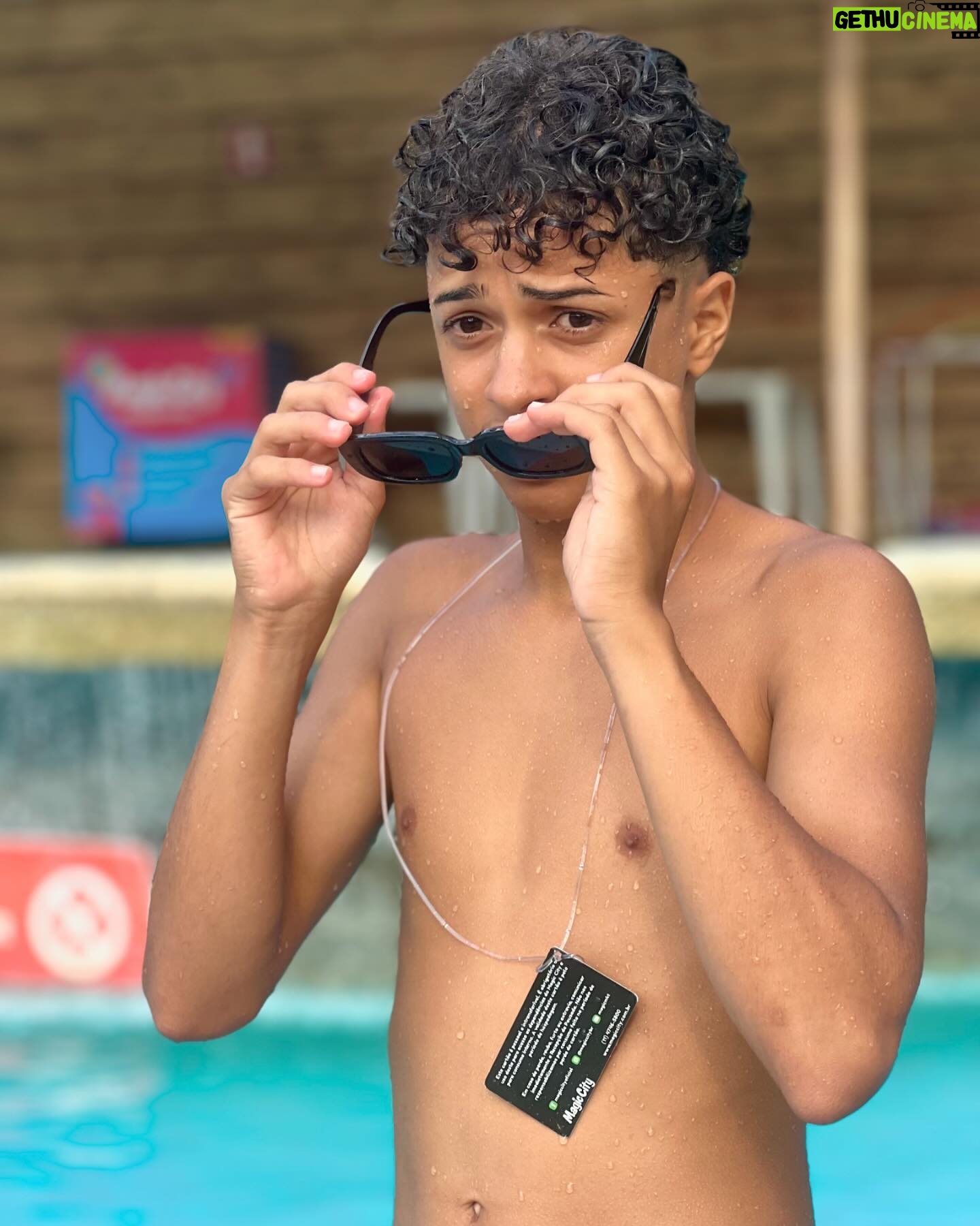 Leonardo Oliveira - 5.4K Likes - Estou curtindo meu fim de semana aqui no melhor parque aquático @magiccitybr quem quiser me ver estarei aqui até amanhã 😎❤️