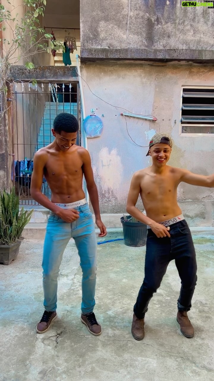 Leonardo Oliveira - 6.5K Likes - Será que a dupla deu certo ? 😅
Marca seu amigo pra dançar com você.✌🏼
#dançinha #passinho #amigo #humor #compartilhe #cute #leonardooliveira #carinhadeanjo