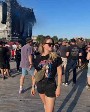 Leonie Brill Instagram - what. a. day. 🫠
ich durfte gestern mit @boysetsfireofficial und vor allem @robertehrenbrand einfach BACKSTAGE bei @rockimparkofficial abhängen. das war eine so krasse, bewegende und einzigartige Erfahrung - ich kann es immer noch nicht fassen. als Highlight des Abends einfach @dietotenhosen_official performen sehen zu dürfen und sprachlos zu beobachten, wie sie die Bühne abreißen… ja, was soll ich sagen… once in a lifetime! 🖤
DANKE, DANKE, DANKE für alles!!!
ich bin noch ganz beseelt und wünsche euch einen tollen Sonntag 🖤
_______________________
#rockimpark #boysetsfire #dietotenhosen #backstage #rip2023 #onceinalifetime #aboutyesterday #aboutlastnight #festival #ootd #whatjusthappened