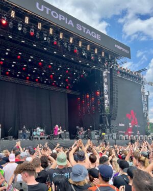 Leonie Brill Instagram - what. a. day. 🫠
ich durfte gestern mit @boysetsfireofficial und vor allem @robertehrenbrand einfach BACKSTAGE bei @rockimparkofficial abhängen. das war eine so krasse, bewegende und einzigartige Erfahrung - ich kann es immer noch nicht fassen. als Highlight des Abends einfach @dietotenhosen_official performen sehen zu dürfen und sprachlos zu beobachten, wie sie die Bühne abreißen… ja, was soll ich sagen… once in a lifetime! 🖤
DANKE, DANKE, DANKE für alles!!!
ich bin noch ganz beseelt und wünsche euch einen tollen Sonntag 🖤
_______________________
#rockimpark #boysetsfire #dietotenhosen #backstage #rip2023 #onceinalifetime #aboutyesterday #aboutlastnight #festival #ootd #whatjusthappened
