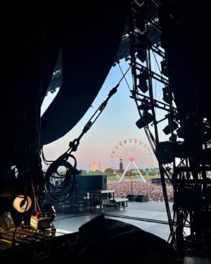 Leonie Brill Instagram - what. a. day. 🫠
ich durfte gestern mit @boysetsfireofficial und vor allem @robertehrenbrand einfach BACKSTAGE bei @rockimparkofficial abhängen. das war eine so krasse, bewegende und einzigartige Erfahrung - ich kann es immer noch nicht fassen. als Highlight des Abends einfach @dietotenhosen_official performen sehen zu dürfen und sprachlos zu beobachten, wie sie die Bühne abreißen… ja, was soll ich sagen… once in a lifetime! 🖤
DANKE, DANKE, DANKE für alles!!!
ich bin noch ganz beseelt und wünsche euch einen tollen Sonntag 🖤
_______________________
#rockimpark #boysetsfire #dietotenhosen #backstage #rip2023 #onceinalifetime #aboutyesterday #aboutlastnight #festival #ootd #whatjusthappened