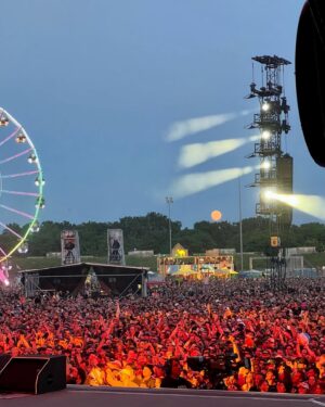 Leonie Brill Instagram - what. a. day. 🫠
ich durfte gestern mit @boysetsfireofficial und vor allem @robertehrenbrand einfach BACKSTAGE bei @rockimparkofficial abhängen. das war eine so krasse, bewegende und einzigartige Erfahrung - ich kann es immer noch nicht fassen. als Highlight des Abends einfach @dietotenhosen_official performen sehen zu dürfen und sprachlos zu beobachten, wie sie die Bühne abreißen… ja, was soll ich sagen… once in a lifetime! 🖤
DANKE, DANKE, DANKE für alles!!!
ich bin noch ganz beseelt und wünsche euch einen tollen Sonntag 🖤
_______________________
#rockimpark #boysetsfire #dietotenhosen #backstage #rip2023 #onceinalifetime #aboutyesterday #aboutlastnight #festival #ootd #whatjusthappened