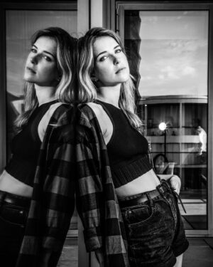 Leonie Brill Instagram - hab ich in der cloud gefunden. ⛅️
unpublished by @heikorichterofficial 🖤
________________________
#throwback #berlin #shooting #blackandwhite #bwphotography #portraitshoot #look #bwphoto #portraitphotography #mirror #streetstyle