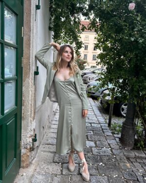 Leonie Brill Instagram - let the wedding season commence 🖤
________________________
#vienna #wedding #weddingguest #aboutlastnight #dress #roses #green #shadesofgreen #outfit #dressingup #dreamy #memories #inlove #weddingday