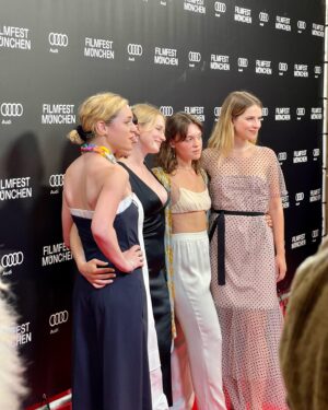 Leonie Brill Instagram - @filmfestmunich recap calling!
DANKE für diese unfassbar aufregende, lustige, inspirierende und intensive Woche. So tolle Menschen wieder getroffen und kennengelernt, so schöner ehrlicher Austausch und sooo viel Hunger auf die Zukunft - das war schön!!!
Highlight war natürlich die Premiere von GUTE FREUNDE, die Serie zum Aufstieg des FC Bayern, die im November rauskommt 🥹
Für mich war es diesmal auch wirklich ganz besonders schön, da ich von @stiljaeger_pr und @stellinski komplett ausgestattet wurde mit den schönsten Looks, die ich mir hätte vorstellen können… DANKE dafür!!! 
Und am Schluss das Wichtigste: Danke an alle wunderbaren Frauen von @agenturscenario, die mich so toll unterstützen und auf diesem Abenteuer begleiten - ihr seid die Besten!!! ❤️
Pic by @larsnitsch bei ZAMSITZN. Das war so toll!!!
________________________
Werbung wegen Verlinkungen
#ffmuc #filmfest #filmfestmünchen #throwback #hello #phone #portrait #actress #tv #munich #redcarpet #looks #styling #inlove