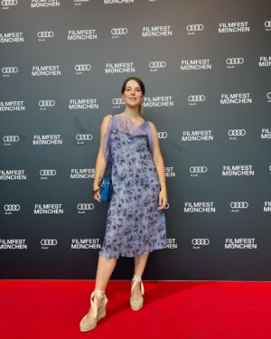 Leonie Brill Instagram - @filmfestmunich recap calling!
DANKE für diese unfassbar aufregende, lustige, inspirierende und intensive Woche. So tolle Menschen wieder getroffen und kennengelernt, so schöner ehrlicher Austausch und sooo viel Hunger auf die Zukunft - das war schön!!!
Highlight war natürlich die Premiere von GUTE FREUNDE, die Serie zum Aufstieg des FC Bayern, die im November rauskommt 🥹
Für mich war es diesmal auch wirklich ganz besonders schön, da ich von @stiljaeger_pr und @stellinski komplett ausgestattet wurde mit den schönsten Looks, die ich mir hätte vorstellen können… DANKE dafür!!! 
Und am Schluss das Wichtigste: Danke an alle wunderbaren Frauen von @agenturscenario, die mich so toll unterstützen und auf diesem Abenteuer begleiten - ihr seid die Besten!!! ❤️
Pic by @larsnitsch bei ZAMSITZN. Das war so toll!!!
________________________
Werbung wegen Verlinkungen
#ffmuc #filmfest #filmfestmünchen #throwback #hello #phone #portrait #actress #tv #munich #redcarpet #looks #styling #inlove