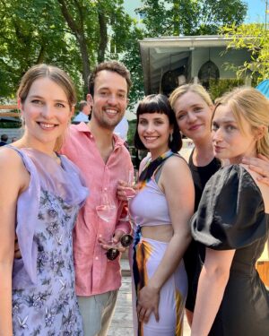 Leonie Brill Instagram - @filmfestmunich recap calling!
DANKE für diese unfassbar aufregende, lustige, inspirierende und intensive Woche. So tolle Menschen wieder getroffen und kennengelernt, so schöner ehrlicher Austausch und sooo viel Hunger auf die Zukunft - das war schön!!!
Highlight war natürlich die Premiere von GUTE FREUNDE, die Serie zum Aufstieg des FC Bayern, die im November rauskommt 🥹
Für mich war es diesmal auch wirklich ganz besonders schön, da ich von @stiljaeger_pr und @stellinski komplett ausgestattet wurde mit den schönsten Looks, die ich mir hätte vorstellen können… DANKE dafür!!! 
Und am Schluss das Wichtigste: Danke an alle wunderbaren Frauen von @agenturscenario, die mich so toll unterstützen und auf diesem Abenteuer begleiten - ihr seid die Besten!!! ❤️
Pic by @larsnitsch bei ZAMSITZN. Das war so toll!!!
________________________
Werbung wegen Verlinkungen
#ffmuc #filmfest #filmfestmünchen #throwback #hello #phone #portrait #actress #tv #munich #redcarpet #looks #styling #inlove