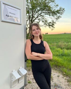 Leonie Brill Instagram - Popeye-Arme so groß wie Freude über den Drehstart dieses neuen Herzensprojekts 🖤
Letzte Woche haben die Dreharbeiten zum Film „Aus dem Leben“ begonnen, in dem ich die Tochter von den großartigen @annkathrinkramer_official und #haraldkrassnitzer spielen darf. Ein wahnsinnig schönes und intensives Familiendrama, in dem die drei von einem plötzlichen Schlaganfall der Mutter buchstäblich aus dem Leben gerissen werden. Danke, danke, danke, dass ich dabei sein darf diese wunderschöne, tragische und wichtige Geschichte zu erzählen. Kann die nächsten Wochen kaum erwarten!!! 💪🏽
Mit den wunderbaren Kollegen und Kolleginnen @_christianerdmann_ @ronhelbig @juliakoch.at und #irinapotapenko UND @lizatzschirner ❤️
Unter der Regie von der grandiosen @katrin.schmi.dt - liebe es! @agenturscenario 
Casting: @mscasting_ 
Für @mdr_mitteldeutscherrundfunk und @orf von @warnerbrostvde 
_________________________
#actress #drehstart #newrole #acting #newmovie #drama #tvmovie #lovemyjob #cologne #germanactress #warner #orf #mdr #drehstart #neuerfilm #news #love #summer #work #workinggirl #liebs