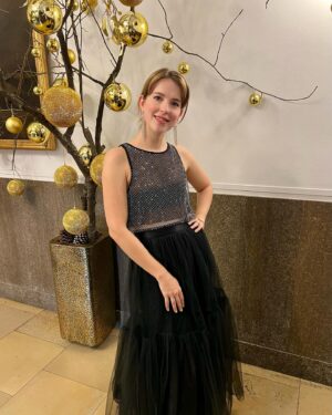 Leonie Brill Instagram - About last night 🪩🖤 auf der Spendengala des @muenchner_herz. Vielen Dank für den tollen Abend, es war eine reine Freude!
Look by @stiljaeger_pr 
Rock @helenegalwas_official 
Sparkly Top @etam 
Mit @agenturscenario & @phoeberocchi 🖤
___________________________
#ad #aboutlastnight #nightout #spendengala #muenchnerherz #gala #dress #sparkle #ootd