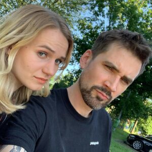 Leonie Wesselow Instagram - IT‘S A WRAP! 🎬 „ich dich auch !“ ist abgedreht und ich hatte mit euch so eine wunderschöne Zeit! Die tollsten und verrücktesten Kollegen @svendbuehler @rojan.juan @meriel_hinsching @daniel_zillmann und #nagmehalaei ❤️ das liebste Team mit so tollen Regisseuren @johannes.schroeder24slash7 und #Nicosommer. Das war der beste Sommer unseres Lebens ☀️😂 ich werd euch vermissen 🥂 

Danke an den coolsten showrunner @jchnwgnd 🔥 und danke an @dietlindestroh @tower_productions @singwersen und Konstantin von Ahlefeld für Alles! 

Soon auf @zdfneo ✨

@utahansenmanagement ♥️