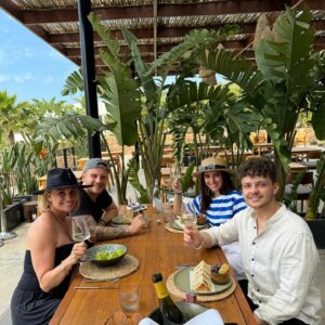 Leontine Borsato Instagram - Wat was dit een bijzondere week, een week vol emoties voor ons allemaal 🙏🏼 Voor het eerst een vakantie met gezin in een andere vorm. Quality time met z’n vieren waarin we stil mochten staan bij gemis en daarnaast ook konden genieten van het nú! Mooie, nieuwe, onvergetelijke herinneringen zijn gemaakt ❤️ Love you all ❤️
 1- Lunch time bij @okuhotels met mijn alles! 
2- Zonsondergang 💛 
3- Knappe @jadaborsato 
4- Rosellat bij @laescolleraibiza Dit gerecht heet op het vaste land Fidèua; het wordt net zo bereid als paella en is ontstaan door gebrek aan rijst dus gemaakt van gebroken pasta 😋 🤤 
5 - Koken en huishouden met de mannen 🧽 
6- Het prachtige huis waar wij mochten verblijven van @ibiza_hills_by_merel 
7- De Spaanse keuken… Ik kan er geen genoeg van krijgen 
8- Herinneringen ophalen bij Cala Carbo 🩷 
9- Klaar voor een stranddag ☀️ 🏝️ 
10- Gezellige muziekavond met kids én vriendinnen bij @teatro_ibiza