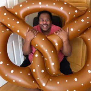 Leslie David Baker Instagram - *** The following post is sponsored by #Google *** The good folks @google are celebrating the pretzel in today’s #GoogleDoodle video!
Because everyday should be Pretzel 🥨 Day! Learn more about the world’s greatest snack on the google homepage #WorkingWithGoogle #Sponsored
