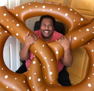 Leslie David Baker Instagram - Happy #PretzelDay everybody! Enjoy yourselves and please #stayathome and practice safe #socialdistancing ❤️❤️🥨🥨🥨❤️❤️