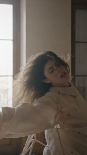 Leslie Medina Instagram - “L’or & le fer” nouvelle chanson, ça sort ce mercredi ouuuuuhwooowooooo ⚔️🔮   l’EP sort vendredi 🪷🪷