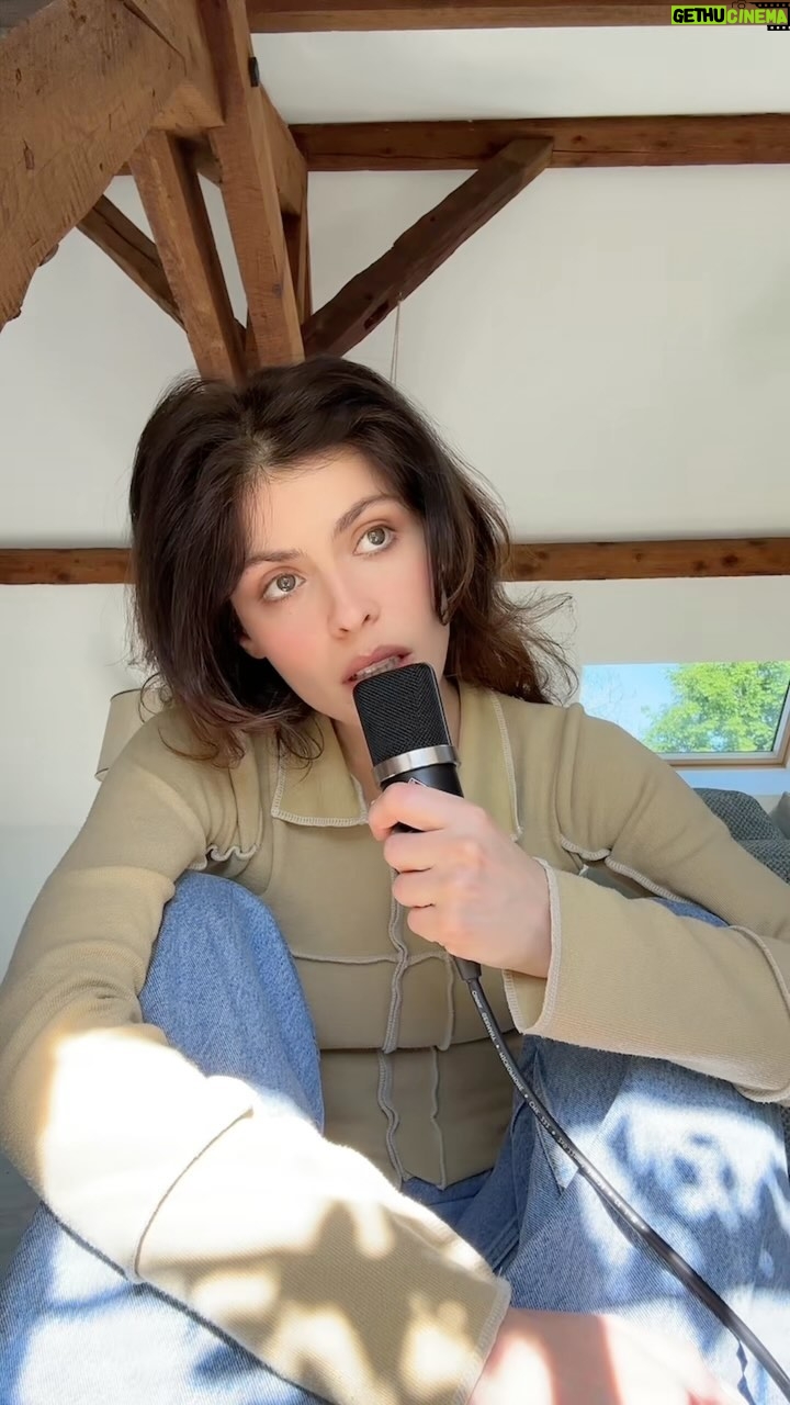 Leslie Medina - 6.3K Likes - j’avais envie de reprendre cette douceur absolue, écrite par Keren Ann et Benjamin Biolay pour Henri Salvador (coucou @jeancastelmusic à la guitare) 🌿