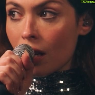 Leslie Medina - 1.8K Likes - session live de « Manquer à quelqu’un » disponible en entier sur YT avec @le_fair @tbwa.else 🪷
Merci à @francois_henri_ au piano 🎹
Mix: @lukecoldhands
câlin virtuel à celles et ceux qui aimeraient manquer à quelqu’un 🫂 on se retrouve pour la chanter ensemble en concert à Paris le 24 avril, j’vais essayer de pas chialer