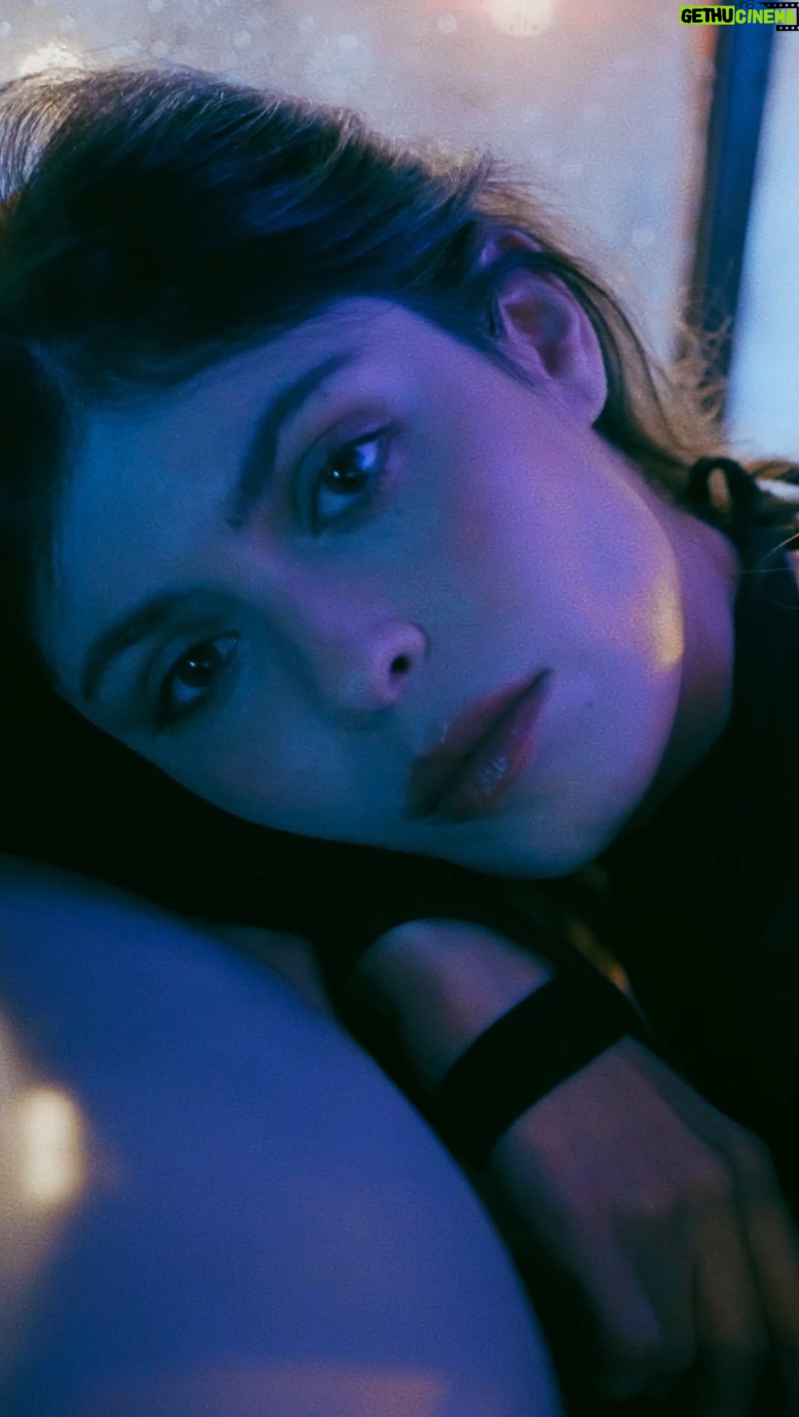 Leslie Medina - 2.6K Likes - « Manquer à quelqu’un » OUT ❤️🩹 hâte d’avoir vos retours sur cette nouvelle chanson !
Rdv à 18h pour le clip sur YouTube
cette chanson parle d’une peur qui prend le ventre et qui serre le cœur, des dimanches soirs cafards, des soirées où on s’ennuie à crever mais qu’on ne veut pas quitter parce qu’on refuse de retrouver notre solitude, des ruptures douloureuses, de la peur de ne pas être aimé.e, de ne jamais trouver l’allié.e qui nous comprenne, qui nous accepte pleinement, sans déguisement, ça parle de se sentir lourd à disparaître dans le sol et de la goutte d’espoir qui nous sert de canne
Chanson:
Composée et écrite par Leslie Medina
Arrangements: @francois_henri_ et Leslie Medina
Mix: @benoit_flry
Master: @mathieubameulle @sbmastering
Distribution: @idol.io
Management: @etendard_mgmt
Merci à mes équipes de feu: @thibault_dlp @thea.adg @christianderosnay @idol.io (coucou Nicolas, @adrien.seban & @nclle) @mazetterp 🫶
Clip:
🎥/ montage @loiseauleo et 🙋🏻♀️
Etalo: @loiseauleo
Merci immense à @tomaluni @carrosserielecoq et Pierre Couture 🚘🫶