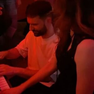 Leslie Medina Instagram - Mon nouvel EP « Les lotus poussent dans la boue » est disponible partout 🪷🪷🪷 merci à toutes les personnes qui m’ont aidé à le façonner et à l’accompagner: @francois_henri_ @jeancastelmusic @benoit_flry Marlon B @mathieubameulle @etendard_mgmt @thibault_dlp @thea.adg @idol.io @mazetterp @livenationfr 🫶

merci @youtubemusic d’avoir soutenue cette soirée de release, merci @lacaserneparis @maevabessis de nous avoir reçus, merci @simonelanemone d’avoir décorer ce piano 🩷✨

j’ai hâte de recevoir vos retours sur ces nouvelles chansons, merci à vous pour le soutien grandissant, je vous sens avec moi dans chaque pas 🪷
