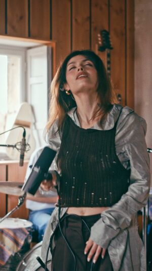 Leslie Medina Instagram - “bbtumadores” Lotus Live Session maintenant disponible sur @youtubemusic 🪷
je crois que c ma pref de toutes les sessions qu’on a tourné, @francois_henri_ au piano, @jeancastelmusic à la basse ET guitare, @draedfull à la batterie 🥁 
c’était comme de chanter dans mon salon avec des copains en mieux
mix @benoit_flry 
🎥 @loiseauleo 
style @valentinejaq 

Merci @lapradecastle @thibault_dlp @thea.adg @etendard_mgmt @livenationfr @max_elkastudio