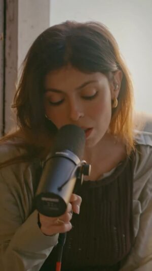 Leslie Medina Instagram - « Adieu mon ami » Lotus Live Session, disponible maintenant sur @youtubemusic 🪷🥲

🎥 @loiseauleo 
🎸 @draedfull 
Mix @benoit_flry 
Style @valentinejaq 

Merci @lapradecastle @thibault_dlp @thea.adg @livenationfr @max_elkastudio