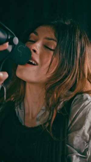 Leslie Medina Instagram - “L’or & le fer” Lotus Live Session - disponible sur ma chaîne @youtubemusic ✨🪷 rdv jeudi pour la prochaine !! 

🎥 @loiseauleo 
réal musicale: @draedfull 
Clavier: @francois_henri_ 
Basse: @jeancastelmusic 
Drums: @draedfull 
Mix & master: @benoit_flry 
Style @valentinejaq 

Merci @lapradecastle, @etendard_mgmt, @thibault_dlp, @thea.adg, @max_elkastudio @livenationfr
