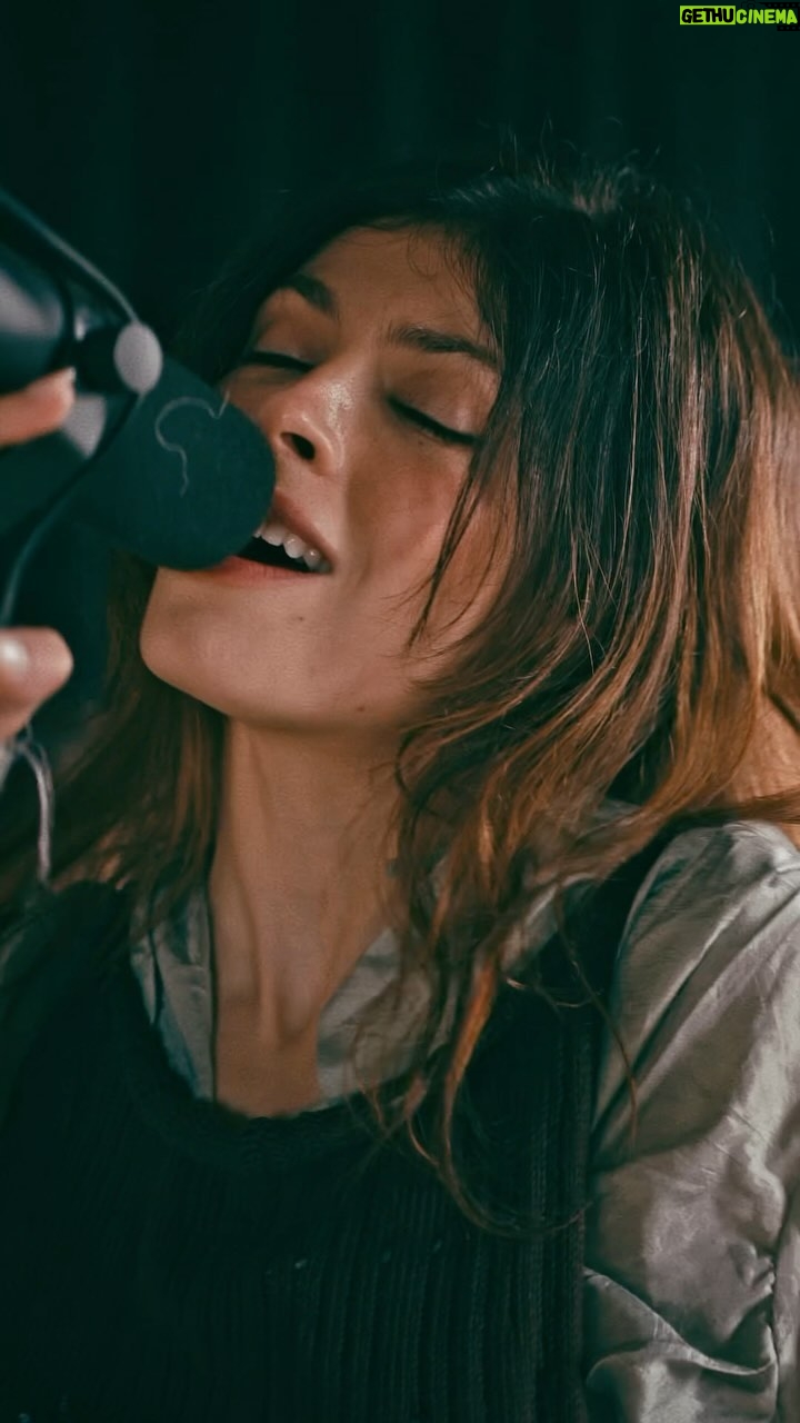 Leslie Medina - 2.3K Likes - “L’or & le fer” Lotus Live Session - disponible sur ma chaîne @youtubemusic ✨🪷 rdv jeudi pour la prochaine !!
🎥 @loiseauleo
réal musicale: @draedfull
Clavier: @francois_henri_
Basse: @jeancastelmusic
Drums: @draedfull
Mix & master: @benoit_flry
Style @valentinejaq
Merci @lapradecastle, @etendard_mgmt, @thibault_dlp, @thea.adg, @max_elkastudio @livenationfr