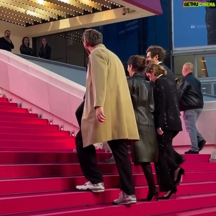 Leslie Medina - 2.1K Likes - je redescends à peine de ce nuage
mille mercis pour l’accueil @canneseries 🩷
tellement heureuse d’être à vos côtés @pierreniney @francoiscivilofficiel @igorgotesman @geraldinenakach @louisecoldefy @pascaldemolonofficiel @jeromecendron pour vivre ces moments fous
FIASCO le 30 avril sur @netflixfr réalisée par le boss @igorgotesman ❤️
PS: sur la 4, un extrait du générique de la série (et devinez qui chante ?🙃)