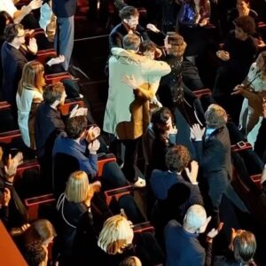 Leslie Medina Instagram - je redescends à peine de ce nuage 
mille mercis pour l’accueil @canneseries 🩷

tellement heureuse d’être à vos côtés @pierreniney @francoiscivilofficiel @igorgotesman @geraldinenakach @louisecoldefy @pascaldemolonofficiel @jeromecendron pour vivre ces moments fous

FIASCO le 30 avril sur @netflixfr réalisée par le boss @igorgotesman ❤️ 
PS: sur la 4, un extrait du générique de la série (et devinez qui chante ?🙃)