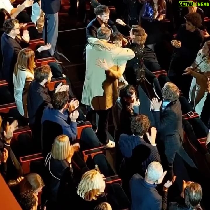 Leslie Medina - 2.1K Likes - je redescends à peine de ce nuage
mille mercis pour l’accueil @canneseries 🩷
tellement heureuse d’être à vos côtés @pierreniney @francoiscivilofficiel @igorgotesman @geraldinenakach @louisecoldefy @pascaldemolonofficiel @jeromecendron pour vivre ces moments fous
FIASCO le 30 avril sur @netflixfr réalisée par le boss @igorgotesman ❤️
PS: sur la 4, un extrait du générique de la série (et devinez qui chante ?🙃)