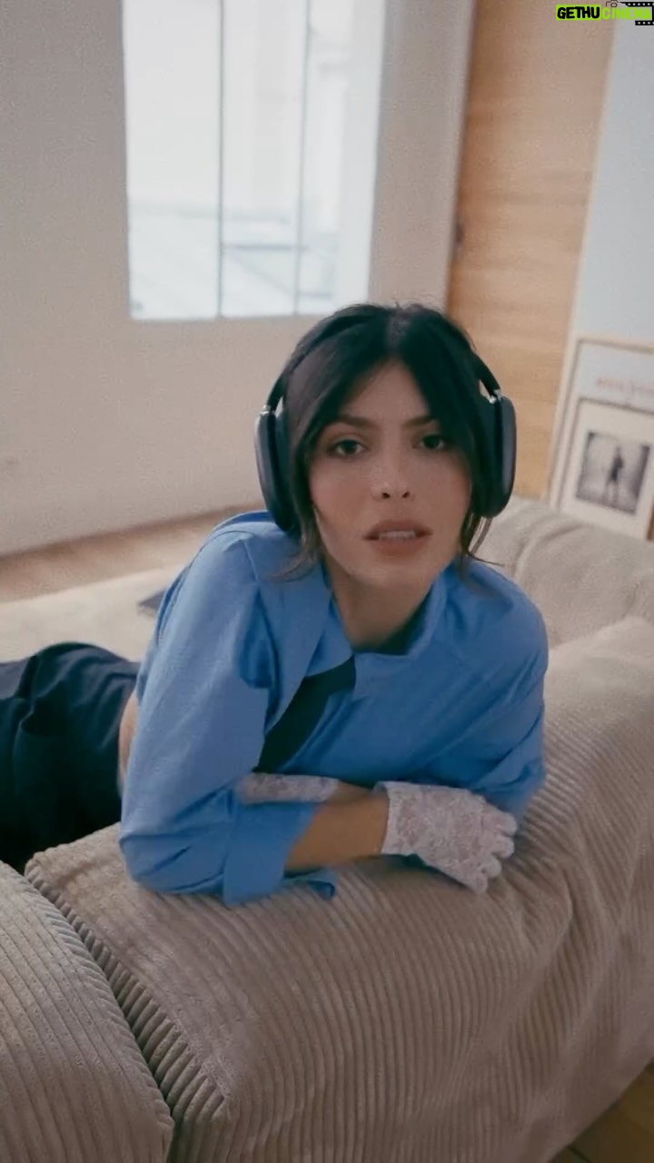 Leslie Medina - 1.4K Likes - OUTTTT 🔥« bbtumadores » DISPONIBLE partout !
Rdv à 17h sur ma chaîne @youtubemusic pour découvrir le clip en avant première ensemble, je serai présente pour répondre à vos questions 🫶
on a composé et produit ce titre en binôme avec mon ami @francois_henri_ une aprèm de canicule de juin 2023 au @coxinhell, ça a donné un mood nonchalant et cinglant à la prod.
Ce sont les histoires de cœur d’une amie qui m’ont inspiré le thème de la chanson: le lovebombing, ces gens qui disparaissent du jour au lendemain après vous avoir promis le grand amour. Se dire qu’on s’en remet toujours et qu’on réussit même à avoir un peu de compassion pour eux 🥲
Mix: Marlon B
Master: @mathieubameulle
Distribution: @idol.io
CLIP
réal: @loiseauleo & 🙋🏻♀️
style: @valentinejaq
coiffure: @jeremyg_hairstylist
photo plateau : @swell_glg Remerciements: @jeremy__azoulay @thibault_dlp @etendard_mgmt @thefrankieshop
🪷