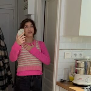 Leslie Medina Instagram - en 2, le moment où @igorgotesman m’a appelé pour m’annoncer que j’avais l’un des rôles principaux dans sa prochaine série, des grosses larmes de bb, même dans mes rêves les plus fous, je n’aurais imaginé vivre une telle expérience, je réalise toujours pas… (merci @elisevogel_casting ✨)

FIASCO sort le 30 avril sur @netflixfr avec @pierreniney  @francoiscivilofficiel @geraldinenakach @pascaldemolonofficiel @louisecoldefy @vincentcassel @djimoofficiel @juliette.gasquet @ethannisidore…✨
